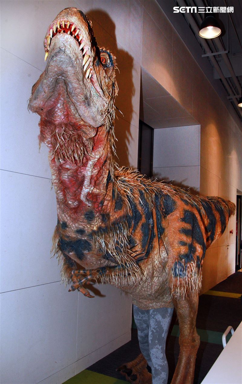 「與恐龍共舞」不得了爆龍闖進辦公室。（記者邱榮吉/攝影）