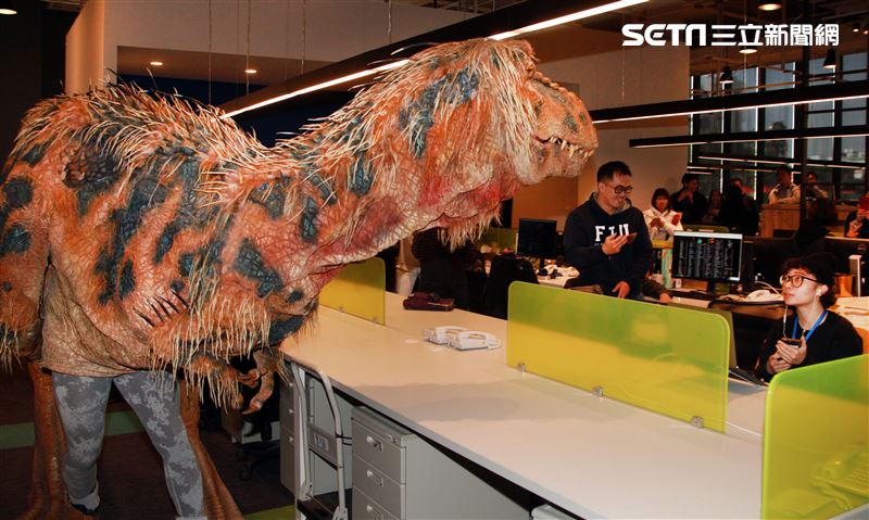 「與恐龍共舞」不得了爆龍闖進辦公室。（記者邱榮吉/攝影）