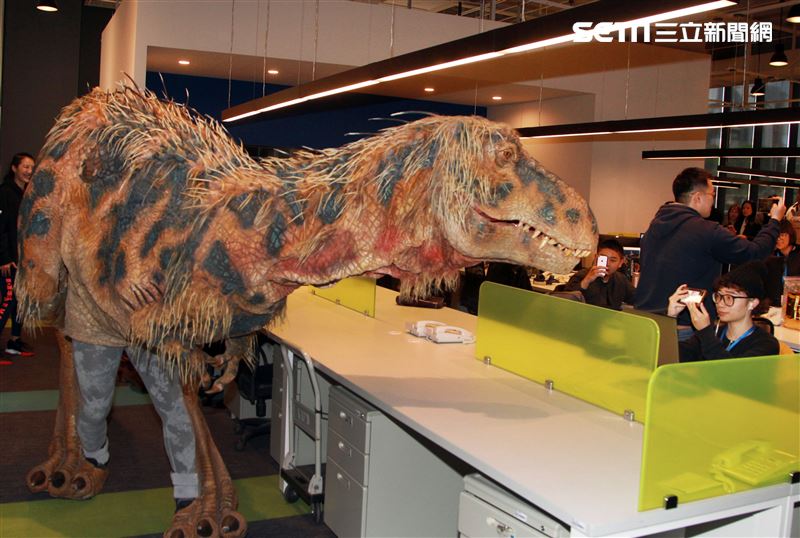 「與恐龍共舞」不得了爆龍闖進辦公室。（記者邱榮吉/攝影）