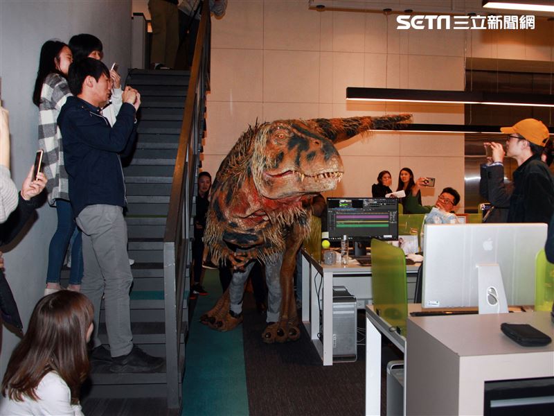 「與恐龍共舞」不得了爆龍闖進辦公室。（記者邱榮吉/攝影）