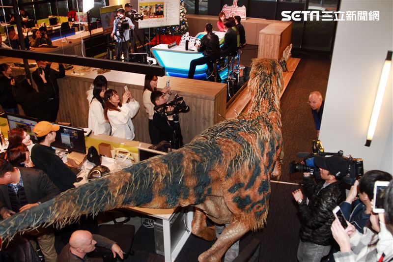 「與恐龍共舞」不得了爆龍闖進辦公室。（記者邱榮吉/攝影）