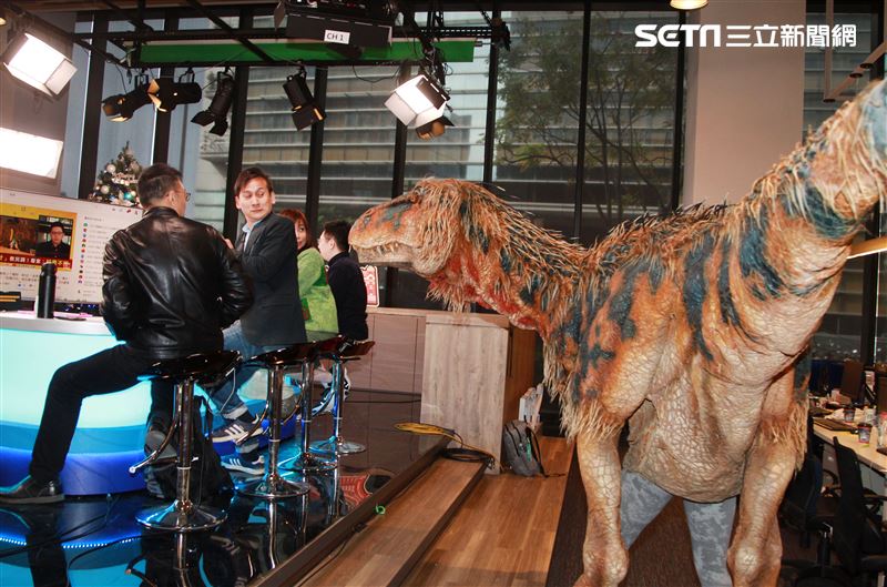 「與恐龍共舞」不得了爆龍闖進辦公室。（記者邱榮吉/攝影）