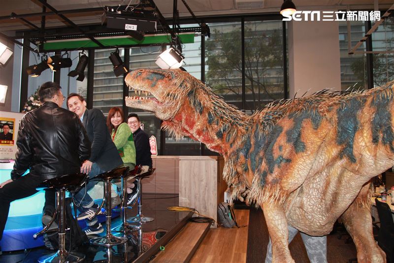 「與恐龍共舞」不得了爆龍闖進辦公室。（記者邱榮吉/攝影）