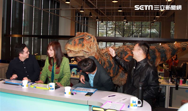 「與恐龍共舞」不得了爆龍闖進辦公室。（記者邱榮吉/攝影）