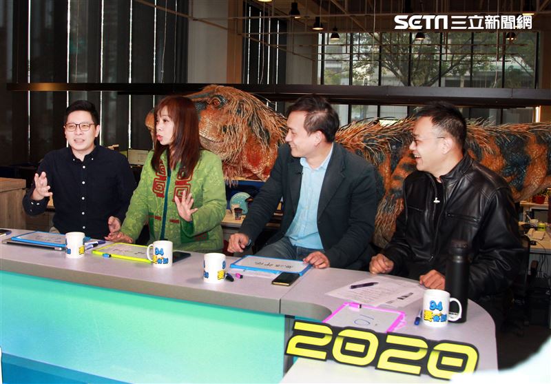 「與恐龍共舞」不得了爆龍闖進辦公室。（記者邱榮吉/攝影）