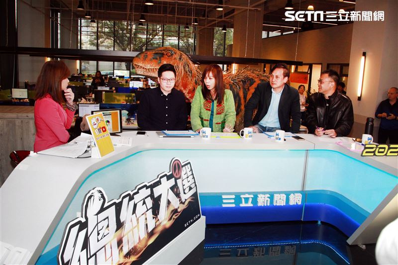 「與恐龍共舞」不得了爆龍闖進辦公室。（記者邱榮吉/攝影）