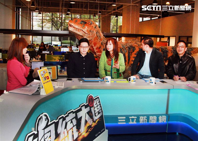 「與恐龍共舞」不得了爆龍闖進辦公室。（記者邱榮吉/攝影）