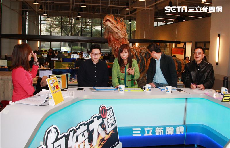 「與恐龍共舞」不得了爆龍闖進辦公室。（記者邱榮吉/攝影）