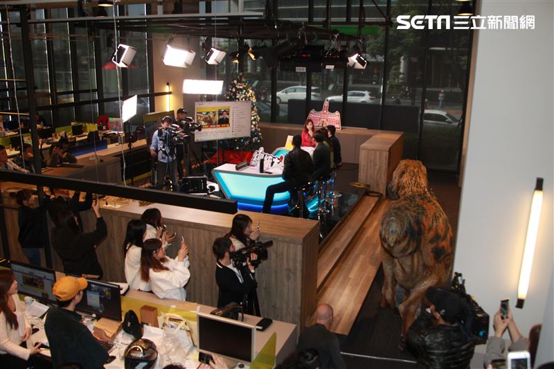 「與恐龍共舞」不得了爆龍闖進辦公室。（記者邱榮吉/攝影）