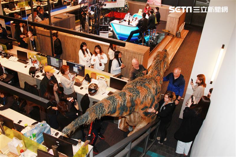 「與恐龍共舞」不得了爆龍闖進辦公室。（記者邱榮吉/攝影）