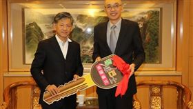 新潤(華潤)建設董事長黃文辰(左)捐贈復康巴士鑰匙 由謝政達副市長代收（圖／新北市政府）