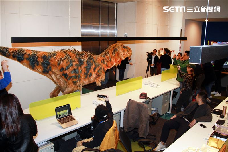 「與恐龍共舞」不得了爆龍闖進辦公室。（記者邱榮吉/攝影）