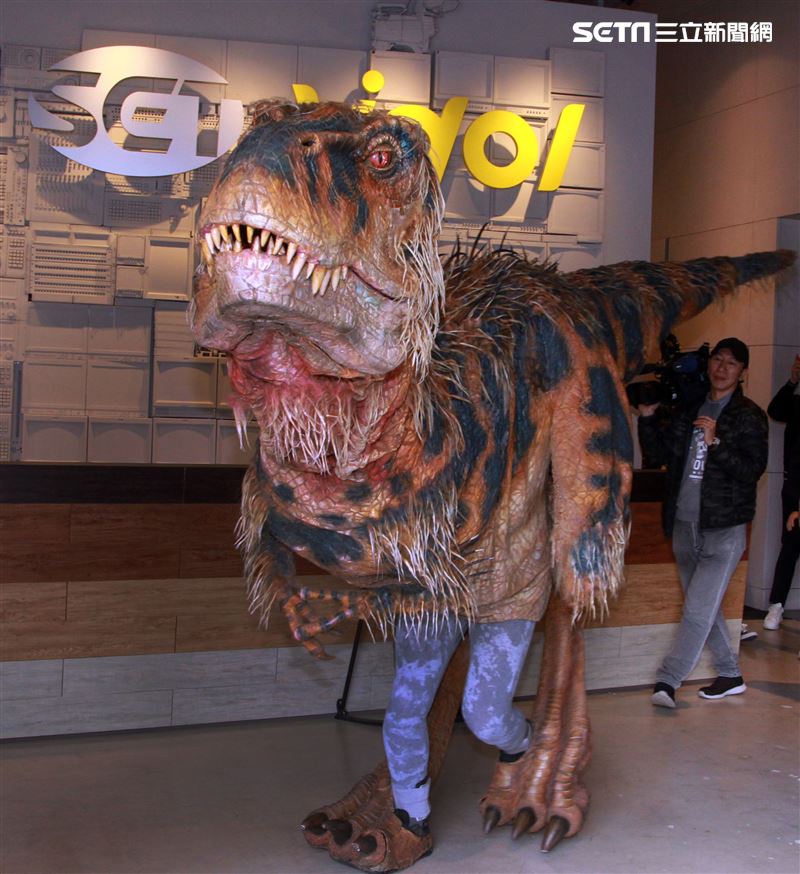 「與恐龍共舞」不得了爆龍闖進辦公室。（記者邱榮吉/攝影）