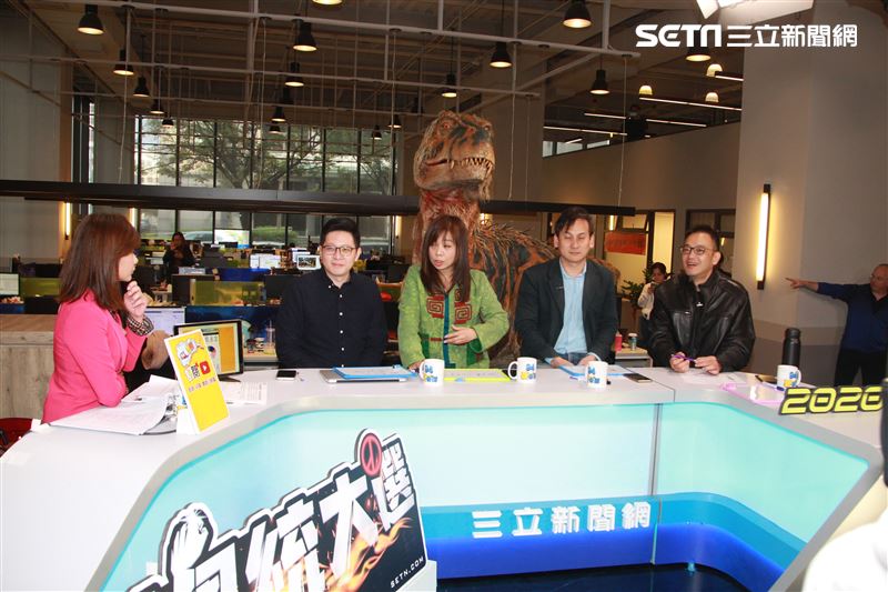 「與恐龍共舞」不得了爆龍闖進辦公室。（記者邱榮吉/攝影）