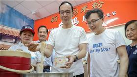 ▲朱立倫走訪新竹幫立委候選人鄭正鈐助選。（圖／朱立倫辦公室提供）