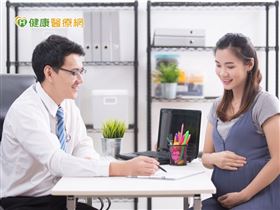 黃錦章教授鼓勵多發性硬化病友在備孕、懷孕或產後的每一個階段，都應該諮詢醫師，切勿自行停藥或中斷治療，才能安心地孕育新生命。