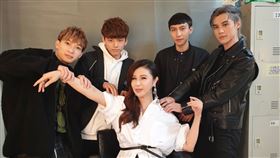 新人樂團noovy，平均年齡21歲的四位小鮮肉團員，因為高顏值而常被誤認為偶像團體！經紀公司伊林的同門大師姐利菁日前化身投票評選員（索尼提供）