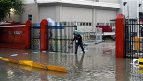 「北冕」颱風襲菲律賓釀10死　逾34萬人撤離至疏散中心，圖／路透社／達志影像