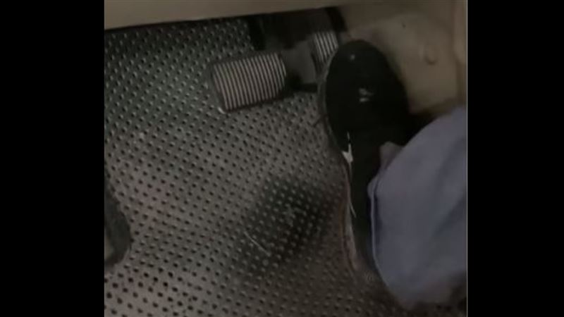 三寶怨汽車會爆衝　技師一翻腳踏墊…