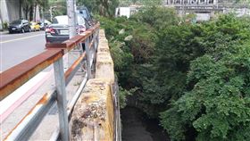 欄杆斷裂工程師墜橋亡　基隆地院判國賠陳姓工程師民國105年間在基隆市和豐橋（圖）探勘橋下水文，因倚靠的欄杆斷裂不幸墜落死亡，家屬要求國家賠償，基隆地院審理後，判基隆市政府應賠償新台幣2618萬餘元，全案可上訴。（翻攝照片）中央社記者王朝鈺傳真              　108年12月4日