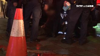 醉漢拿酒瓶狂砸警車　遭噴辣椒水壓制