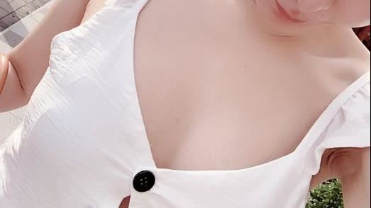 舉手袖口透出酥乳　三兒目擊母被搓胸