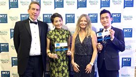 中醫大附設醫院在柏林獲獎中國醫藥大學附設醫院醫療水準受肯定，獲國際醫療旅遊雜誌頒發年度大獎，由中國醫藥大學附設醫院國際醫療中心執行長周艾齊（左2）代表領獎。（中國醫藥大學附設醫院提供）中央社記者林育立柏林傳真 108年12月4日