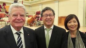 駐德代表與德卸任總統相見歡德國前總統高克（左1）、駐德代表謝志偉（中）和他的妻子王齡慧（右1）3日晚一同出席柏林舉行的慈善音樂會。（駐德代表處提供）中央社記者林育立柏林傳真　108年12月4日