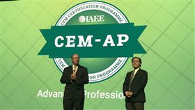 貿協引進國際展覽進階認證中華民國對外貿易發展協會副秘書長王熙蒙（右）2日於國際展覽及活動協會（IAEE）年會開幕式，與IAEE執行長杜布瓦（David Dubois左）簽署國際展覽進階認證（CEM-AP）合作意向書。（外貿協會提供）中央社記者廖禹揚傳真 108年12月4日