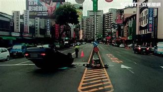 糗了！酒駕遇違規煞不住　翻車害露餡