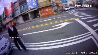 機車停等區釀口角！駕駛持球棒嗆騎士