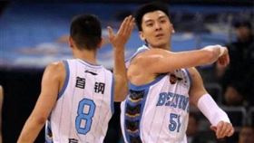 CBA北京首鋼前隊長吉喆今（5）日凌晨因病去世，享年33歲。然而巧合的是前年上映的傳記電影《我是馬布里》當中，吉喆的角色就是由上禮拜在大陸節目錄製途中心因性猝死的高以翔飾演，而現實生活中兩人過世僅相隔8天。
圖／翻攝自微博