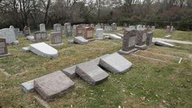 法國,反猶行為,猶太人墓,遭塗鴉,納粹圖案(圖/翻攝自臉書)