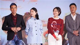 任達華最新工作照，只見他受傷右手似乎已恢復。（圖／翻攝自霍汶希微博）