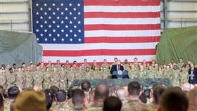 華爾街日報4日報導，鑒於伊朗構成的威脅日增，美國考慮在中東增兵，加派1萬4000餘名軍力。圖為川普（圖中講者）11月29日現身阿富汗與當地官兵會面。（圖取自facebook.com/DonaldTrump）