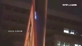 整排路燈漏電驚！電線觸碰燈桿噴火光