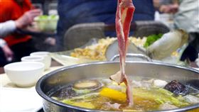 -火鍋-肉片-生雞蛋-（圖／pixabay）