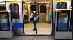 博愛座神器曝光，LED跑馬燈背包（圖／翻攝自爆廢公社）