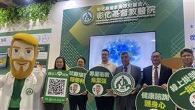 攜手切入長照 彰基與聚陽同台亮相聚陽董事長周理平（左2）與彰基副院長賴建文（右3）攜手運用智慧衣切入長照。中央社記者潘羿菁攝　108年12月5日