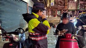 新北市，新莊，滑手機，低頭族，開單，罰單，