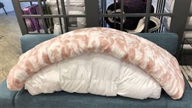 毛毯長得太像松阪豬肉引發討論潮。（圖／翻攝自粉絲團）