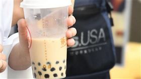 珍珠奶茶今年在日本引發熱潮，除了喝珍奶這個動詞入選十大新語．流行語大賞，珍珠也獲選為2019年日本「今年的一道菜」。（檔案照片／共同社提供）