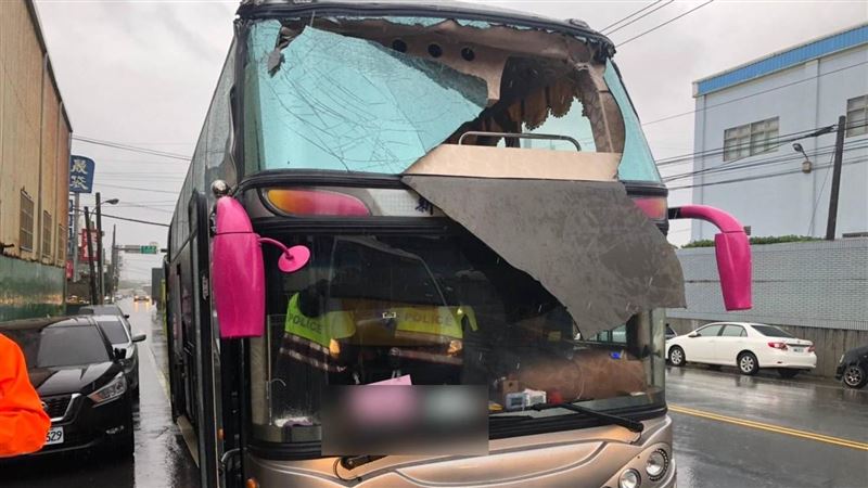 未注意？桃遊覽車撞限高桿12人輕傷