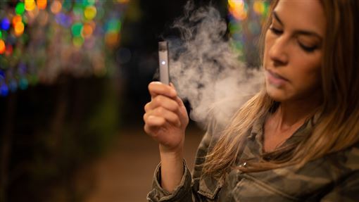 癮君子當心！抽電子菸恐影響肺疾！