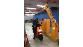 台北市,松山國小,地下停車場,智慧機車,進出省時(圖/中央社)