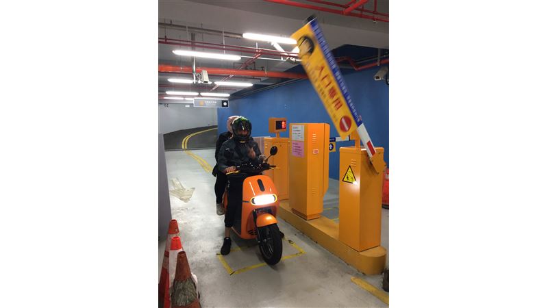 松山國小地下停車場　機車進出省時！
