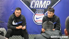 鄭錡鴻、李振昌指導年輕球員。（圖／記者王怡翔攝影）