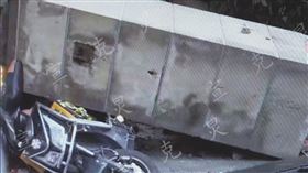 女撞倒圍牆！22歲外送員「頭遭砸中」亡…滿地安全帽碎片（圖／翻攝自微博）