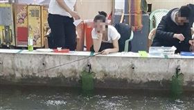 釣蝦妹（圖／翻攝自加藤軍路邊隨手拍）