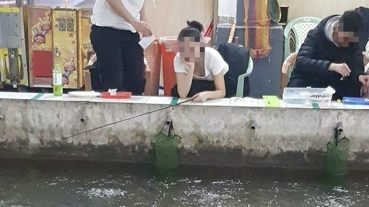 釣蝦妹撐頭垂釣　胸前兩粒「倒出來」